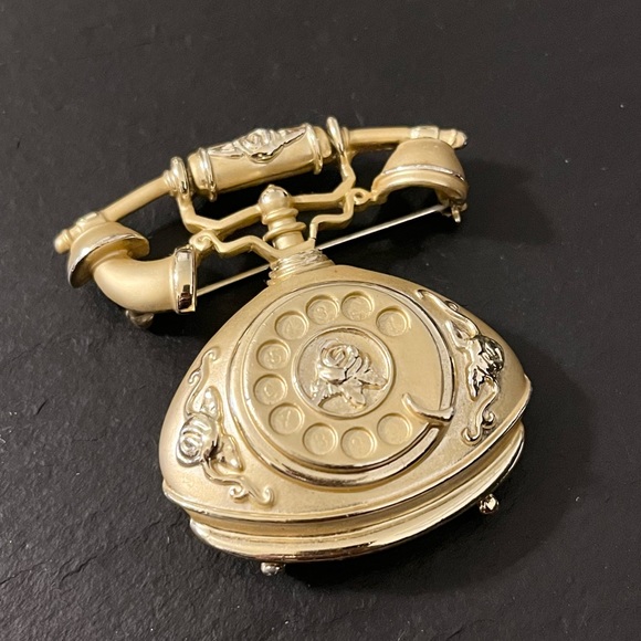 Vintage Stamped AJC Gold Tone Rotary Telephone Brooch - Picture 12 of 12